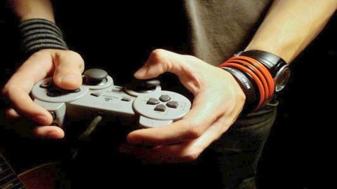 Joven jugando a un videojuego
