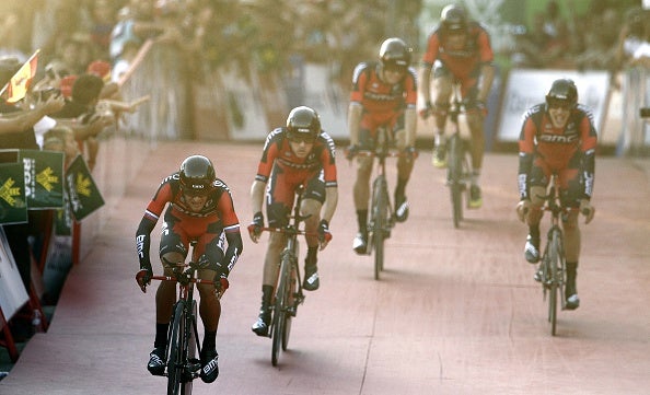 El BMC gana la crono inaugural y coloca al eslovaco Velits de líder simbólico El BMC gana la crono inaugural y coloca al eslovaco Velits de líder simbólico