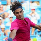 Roger Federer de Suiza responde una bola