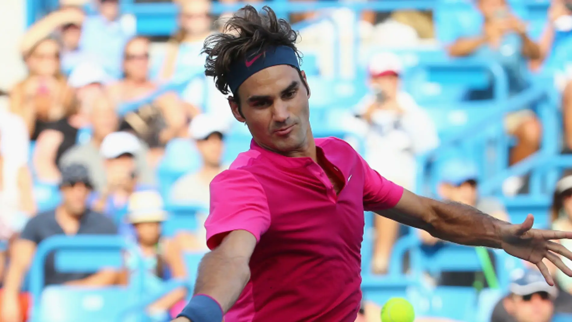 Roger Federer de Suiza responde una bola