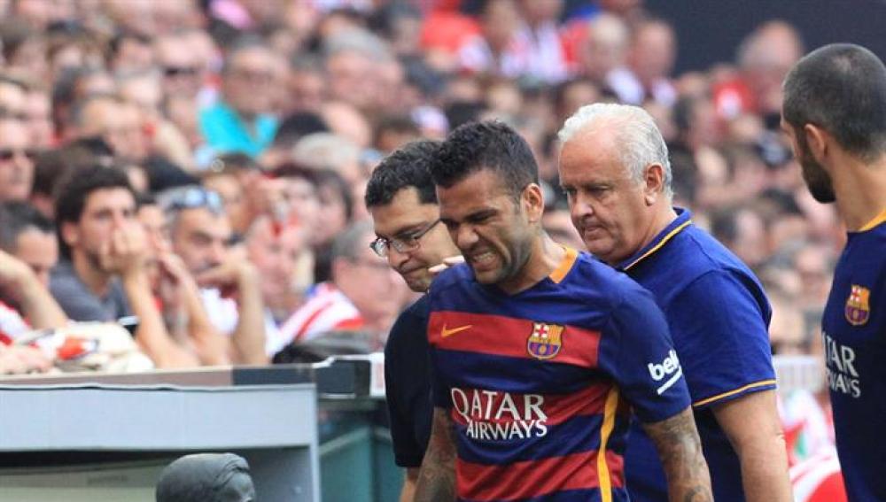  El defensa brasileño del Barcelona Dani Alves se retira lesionado