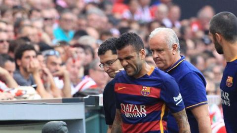  El defensa brasile&ntilde;o del Barcelona Dani Alves se retira lesionado