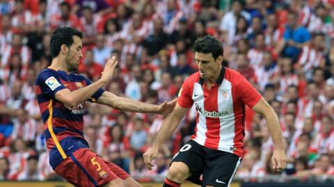 Aritz Aduriz lucha el bal&oacute;n con Sergio Busquets
