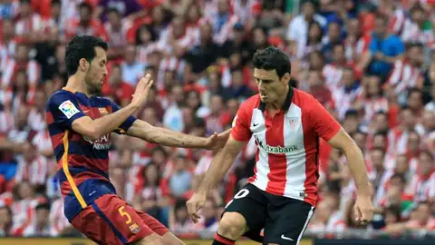 Aritz Aduriz lucha el balón con Sergio Busquets Aritz Aduriz lucha el balón con Sergio Busquets