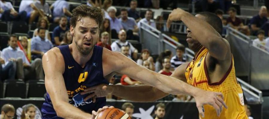 Pau Gasol intenta penetrar a canasta ante el defensor de Macedonia Pau Gasol intenta penetrar a canasta ante el defensor de Macedonia