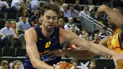 Pau Gasol intenta penetrar a canasta ante el defensor de Macedonia Pau Gasol intenta penetrar a canasta ante el defensor de Macedonia