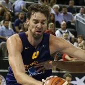 Pau Gasol intenta penetrar a canasta ante el defensor de Macedonia Pau Gasol intenta penetrar a canasta ante el defensor de Macedonia
