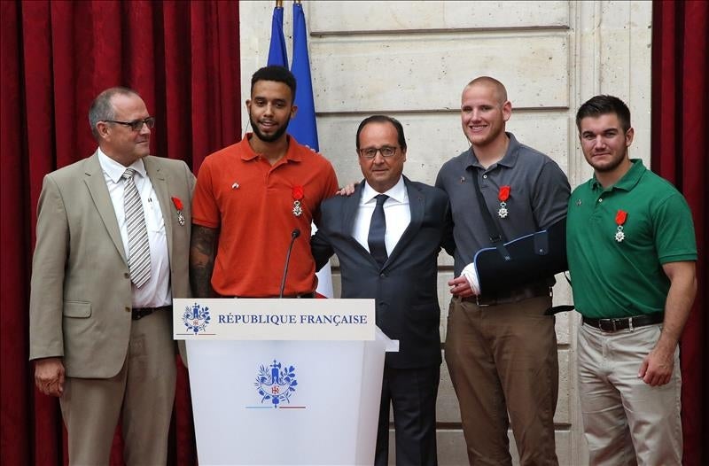Hollande afirma que la "valentía" de los pasajeros del Thalys, evitó una masacre Hollande afirma que la "valentía" de los pasajeros del Thalys, evitó una masacre