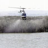 Un helicóptero fumigando