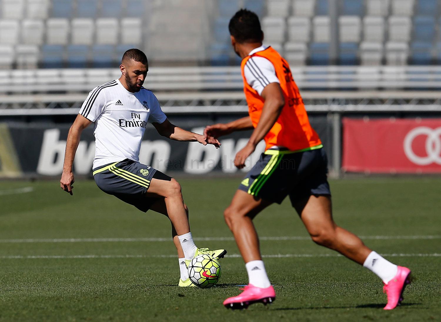 Benzema entrena con el grupo y podría jugar ante el Betis Benzema entrena con el grupo y podría jugar ante el Betis