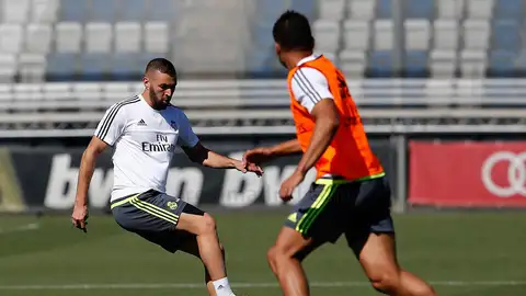 Benzema se ejercita con el resto del grupo Benzema se ejercita con el resto del grupo