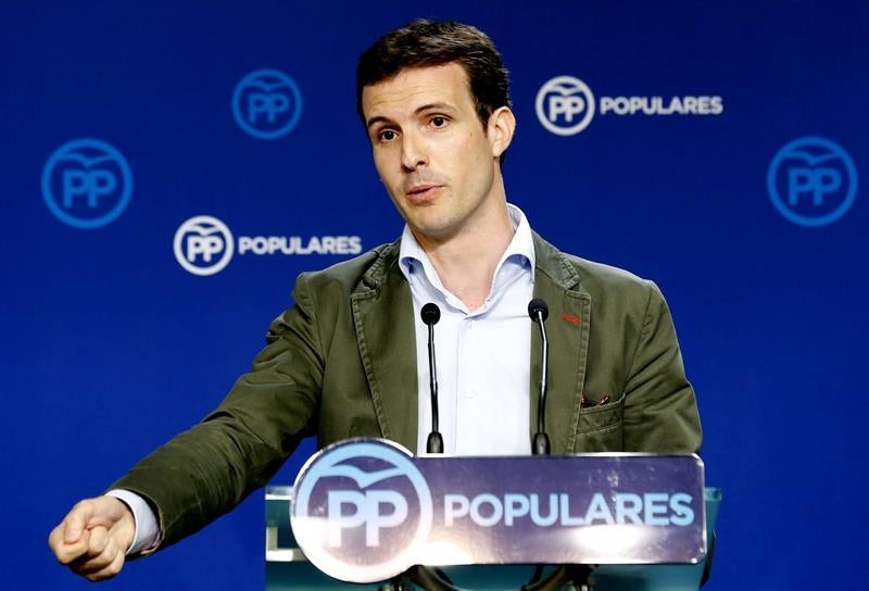 El PP acusa al PSOE de abrir debates como el de Constitución para no hablar de lo que no le interesa El PP acusa al PSOE de abrir debates como el de Constitución para no hablar de lo que no le interesa