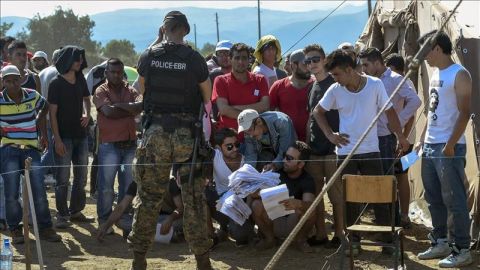 Inmigrantes y fuerzas de seguridad en un campo de refugiados en la frontera en Gevgelija 