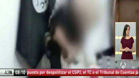 Frame 14.178077 de: Estado Isl&aacute;mico difunde un v&iacute;deo de un ni&ntilde;o que deg&uuml;ella a su oso de peluche al grito de "Al&aacute; es grande"