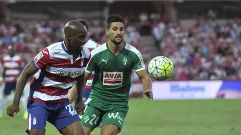 El defensa del Granada Dimitri Foulquier disputa un balón con el centrocampista del Eibar Adrián González El defensa del Granada Dimitri Foulquier disputa un balón con el centrocampista del Eibar Adrián González