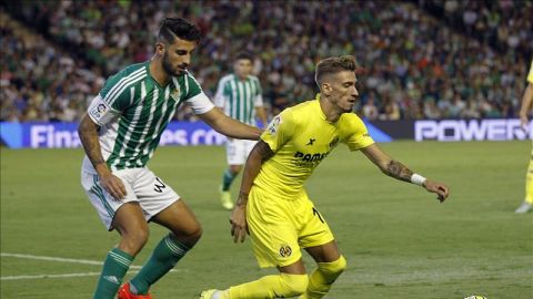Samu Castillejo lleva el bal&oacute;n ante el Betis