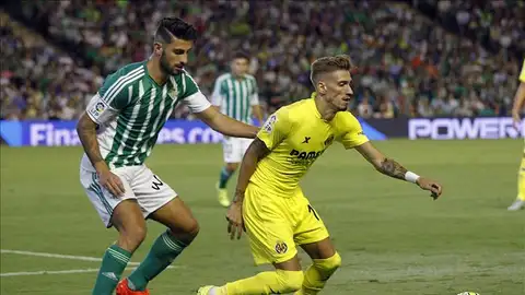 Samu Castillejo lleva el balón ante el Betis Samu Castillejo lleva el balón ante el Betis