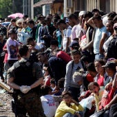 Las fuerzas de seguridad vigilan a los refugiados en la estación de tren en Macedonia