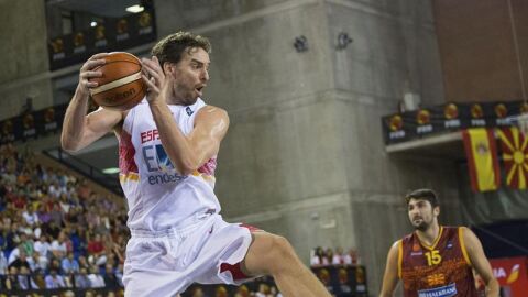 Pau Gasol captura un rebote en el partido ante Macedonia