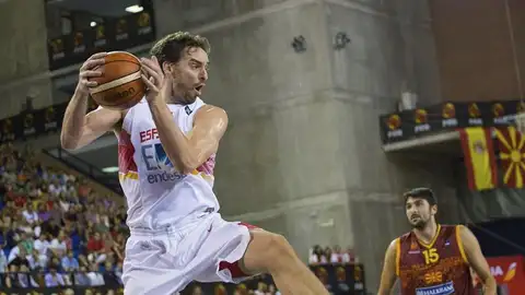 Pau Gasol captura un rebote en el partido ante Macedonia Pau Gasol captura un rebote en el partido ante Macedonia