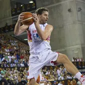 Pau Gasol captura un rebote en el partido ante Macedonia Pau Gasol captura un rebote en el partido ante Macedonia