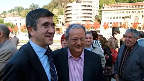 Patxi López junto a Txiki Benegas Patxi López junto a Txiki Benegas