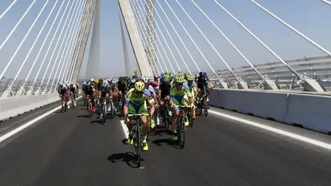 El pelotón de la Vuelta Ciclista a España pasa por el Puente de la Constitución de Cádiz El pelotón pasa por el Puente de la Constitución