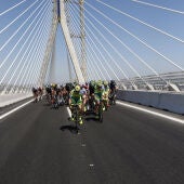 El pelotón de la Vuelta Ciclista a España pasa por el Puente de la Constitución de Cádiz