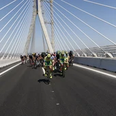 El pelotón de la Vuelta Ciclista a España pasa por el Puente de la Constitución de Cádiz El pelotón de la Vuelta Ciclista a España pasa por el Puente de la Constitución de Cádiz