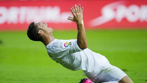 Cristiano Ronaldo se lamenta tras fallar una ocasión de gol Cristiano Ronaldo se lamenta tras fallar una ocasión de gol