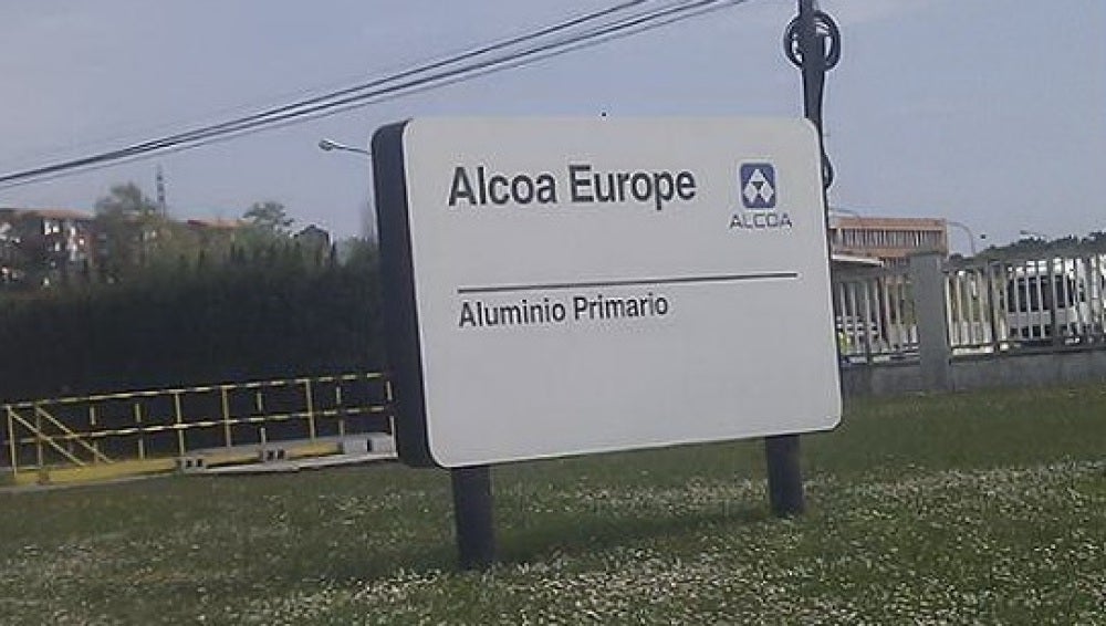 Entrada a la planta de Alcoa en Avilés