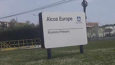 Entrada a la planta de Alcoa en Avil&eacute;s