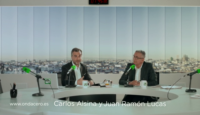 Juan Ramón Lucas felicita a Carlos Alsina por el Premio Ondas Juan Ramón Lucas felicita a Carlos Alsina por el Premio Ondas