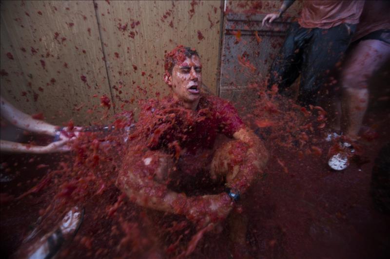 Buñol se tiñe de rojo por los 70 años de la Tomatina Buñol se tiñe de rojo por los 70 años de la Tomatina