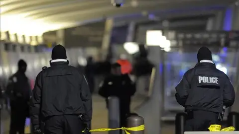 Efectivos de la Policía en el lugar de los hechos Efectivos de la Policía en el lugar de los hechos