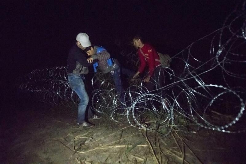 La policía húngara usa gases lacrimógenos en un centro de recepción de refugiados La policía húngara usa gases lacrimógenos en un centro de recepción de refugiados