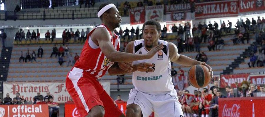 Trey Thompkins bota el balón ante un oponente Trey Thompkins bota el balón ante un oponente