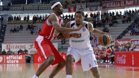 Trey Thompkins bota el bal&oacute;n ante un oponente