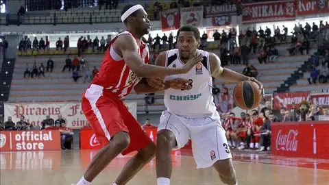 Trey Thompkins bota el balón ante un oponente Trey Thompkins bota el balón ante un oponente
