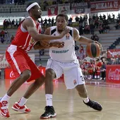 Trey Thompkins bota el balón ante un oponente Trey Thompkins bota el balón ante un oponente