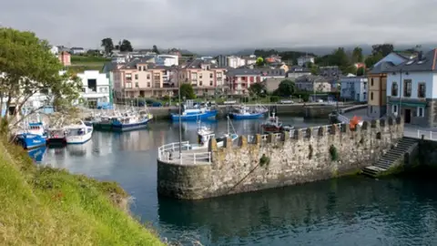 Puerto de Navia (Asturias) Puerto de Navia (Asturias)