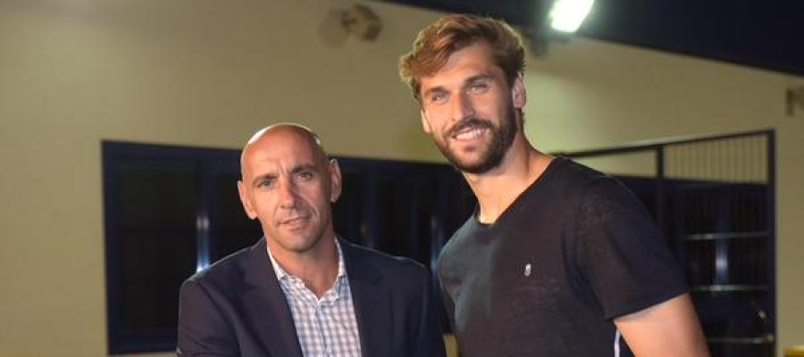 Fernando Llorente posa con Monchi Fernando Llorente posa con Monchi