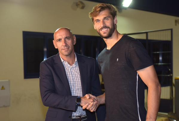 Llorente firma un contrato con el Sevilla por tres temporadas Llorente firma un contrato con el Sevilla por tres temporadas