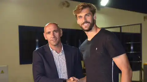 Fernando Llorente posa con Monchi Fernando Llorente posa con Monchi