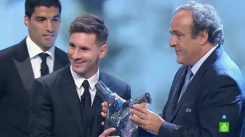 Leo Messi recoge el galardón de Mejor Jugador Europeo Leo Messi recoge el galardón de Mejor Jugador Europeo