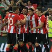 Los jugadores del Athletic celebran el gol de Elustondo