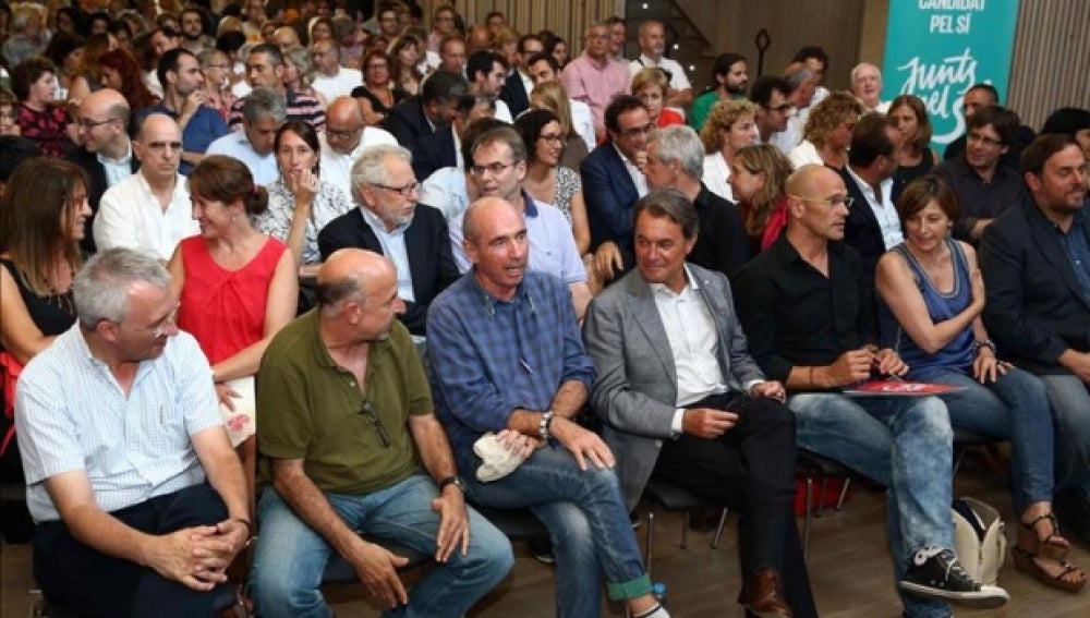 El presidente de la Generalitat, Artur Mas, conversa con el cantante LLuis LLach