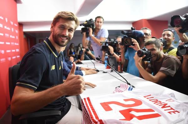 Llorente aclamado por miles de sevillistas en su presentación Llorente aclamado por miles de sevillistas en su presentación