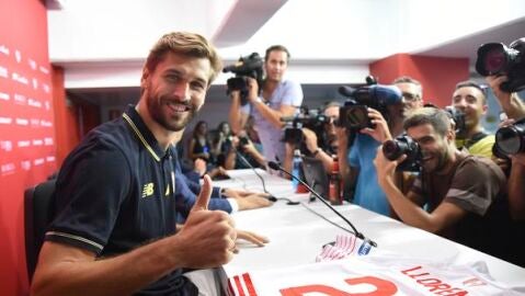 Fernando Llorente en su presentaci&oacute;n con el Sevilla FC