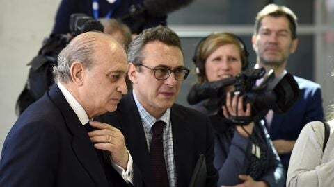 El ministro de interior Jorge Fern&aacute;ndez D&iacute;az entrando a una reuni&oacute;n de ministros de interior europeos